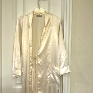 Vintage ivory robe. Size small.